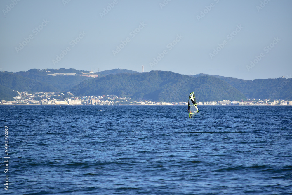 Obraz premium 江ノ島の海とウィンドサーフィン