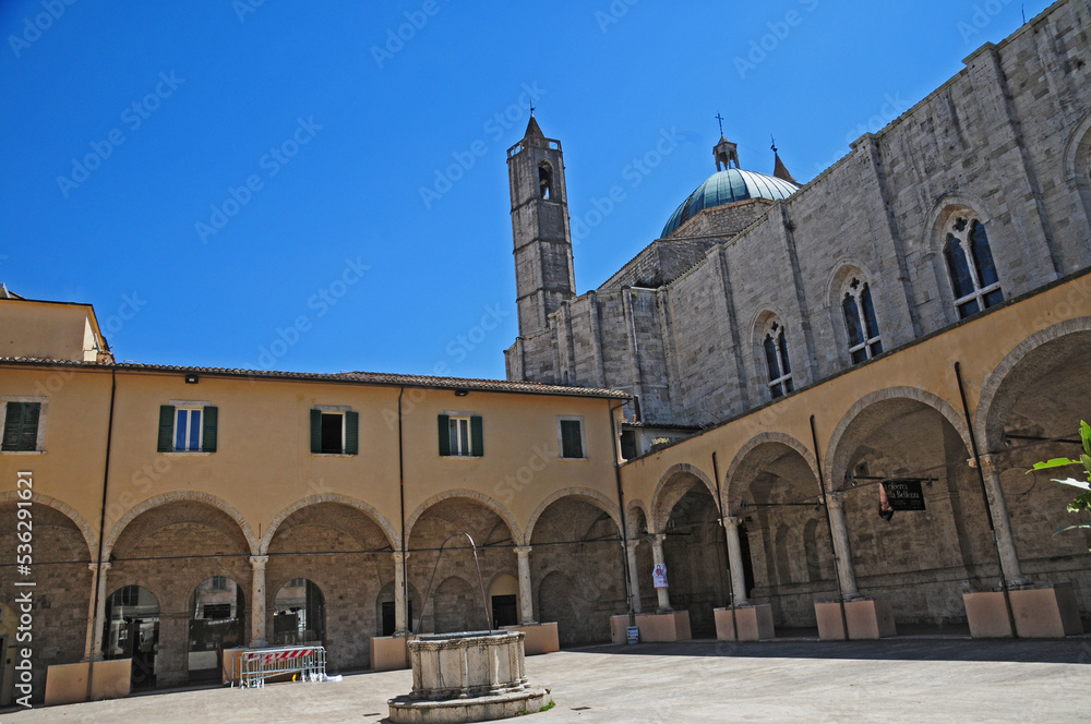 Obraz premium Ascoli Piceno, il Chiostro della Chiesa di San Francesco - Marche 