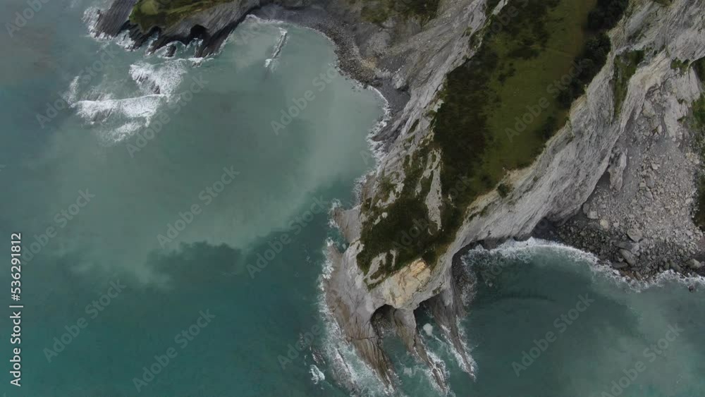 DRONE - vue aérienne - paysage de nature avec falaise et caverne en espagne, avec océan atlantique sans aucune personne en fin de matinée journée