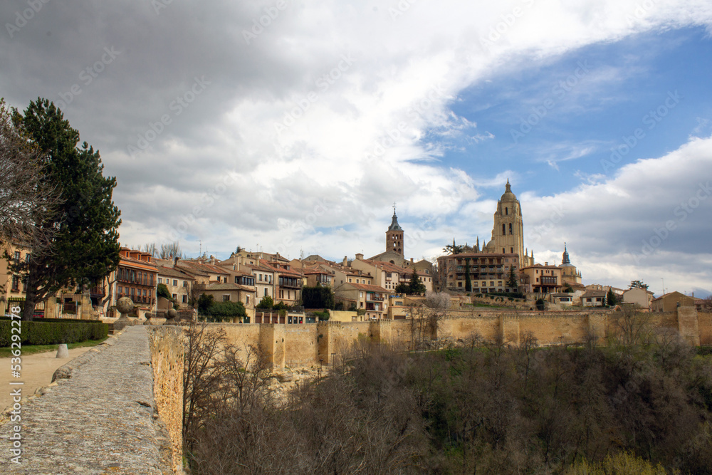 Vista de las murallas y la ciudad vieja de Segovia. Castilla y León, España.