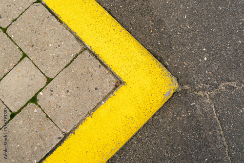 Yellow curb in arrow shape © Andreas