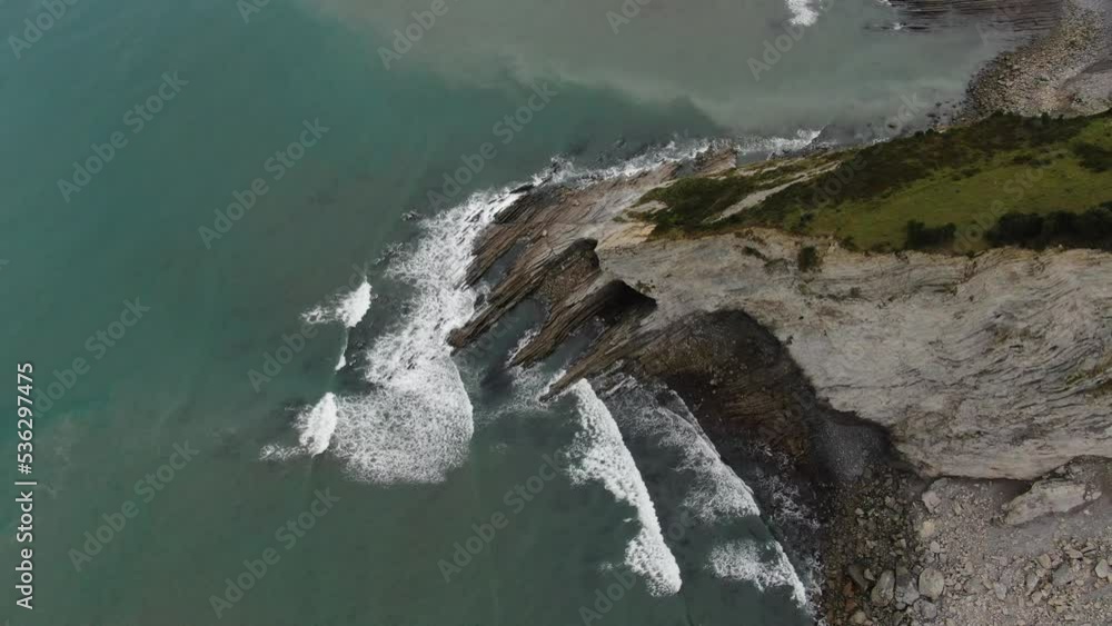 DRONE - vue aérienne - paysage de nature avec falaise et caverne en espagne, avec océan atlantique sans aucune personne en fin de matinée journée