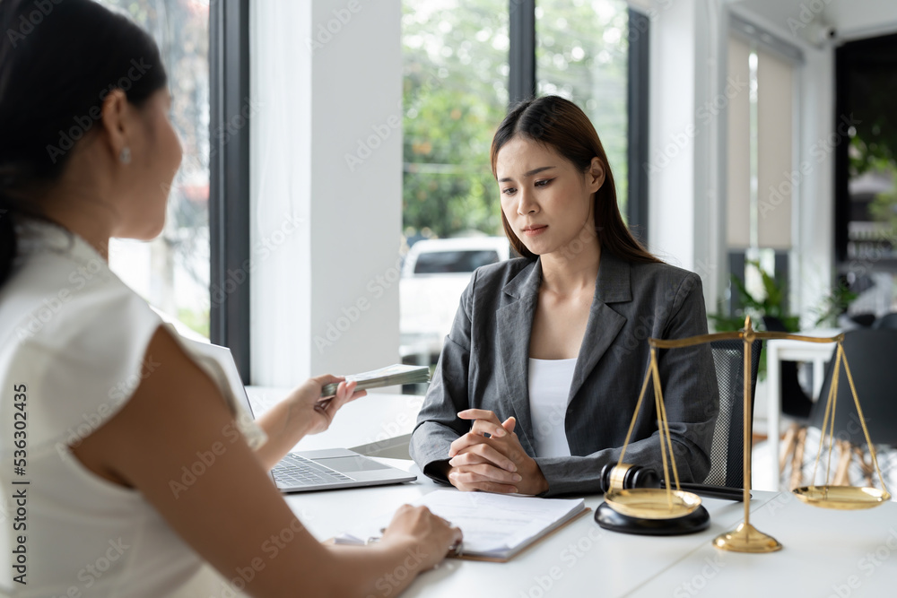 Attorney or officer accepts bribes from clients in the courtroom, takes bribes to gain an advantage in a lawsuit and wants to win. Attorney or officer accepts bribes from clients in the courtroom, takes bribes to gain an advantage in a lawsuit and wants to win.