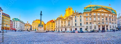 Obraz na płótnie Panorama of Am Hof square with Mariensaule (Marian column) and stunning townhouses and palaces, Vienna, Austria w salonie