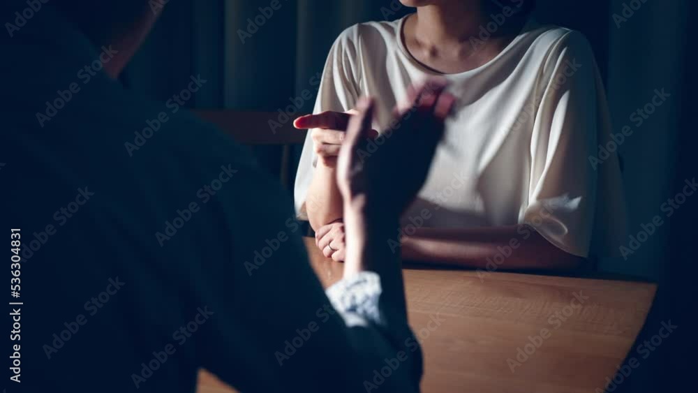言い争いをする女性と男性 言い争いをする女性と男性