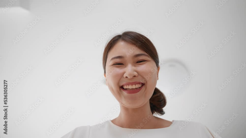 段ボールを開封する女性 通信販売イメージ 段ボールを開封する女性 通信販売イメージ