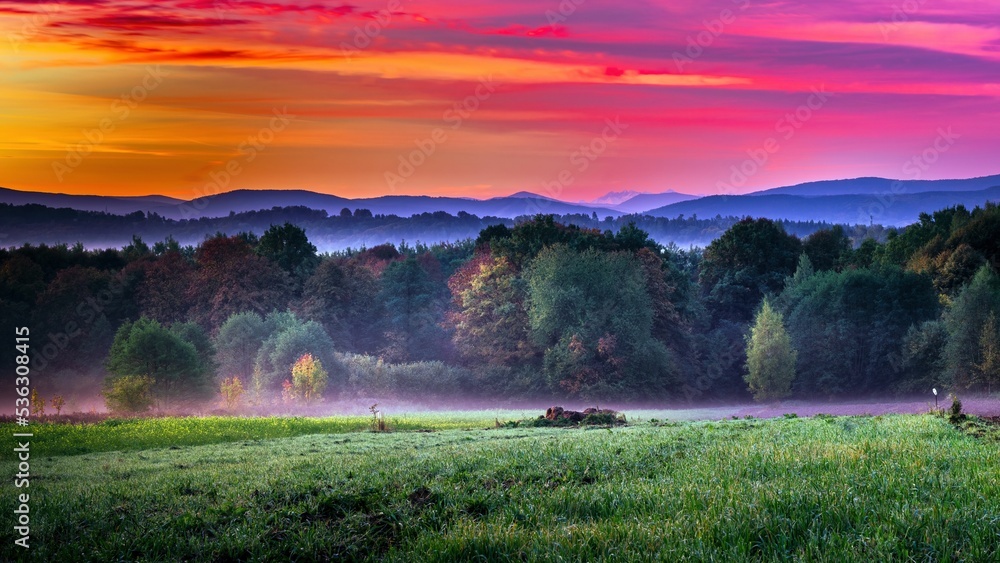 Obraz na płótnie Poranny jesienny widok na krajobraz południowej Polski w kierunku Tatr w salonie