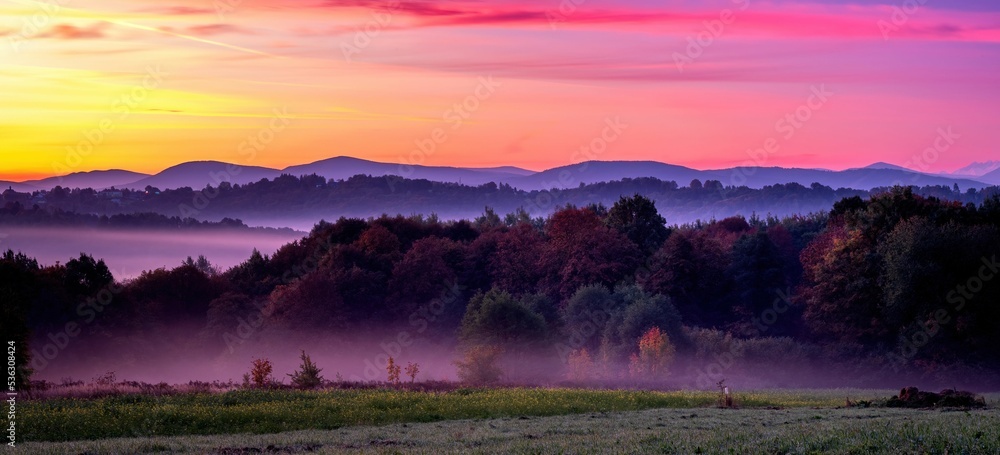 Obraz na płótnie Poranny jesienny widok na krajobraz południowej Polski w kierunku Tatr w salonie
