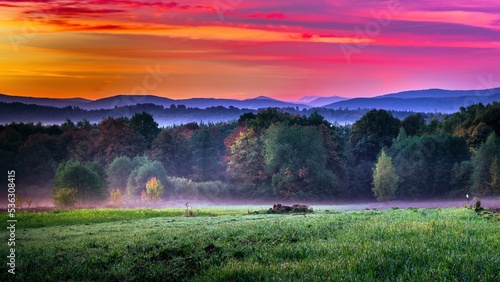 Fototapeta Poranny jesienny widok na krajobraz południowej Polski w kierunku Tatr