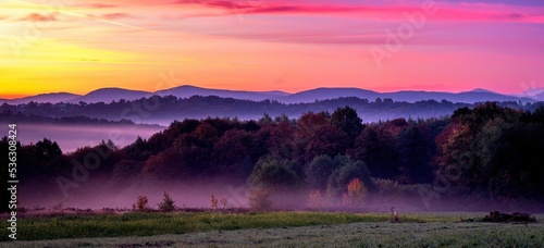 Fototapeta Poranny jesienny widok na krajobraz południowej Polski w kierunku Tatr
