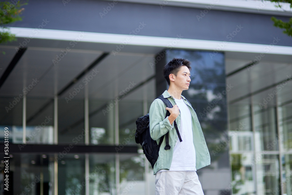 大学キャンパスと若い日本人の学生 大学キャンパスと若い日本人の学生