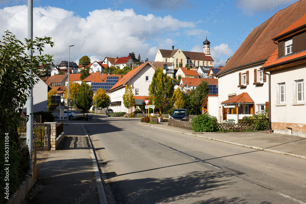 Obraz premium Ortszentrum von Schwenningen (Heuberg) im Landkreis Sigmaringen