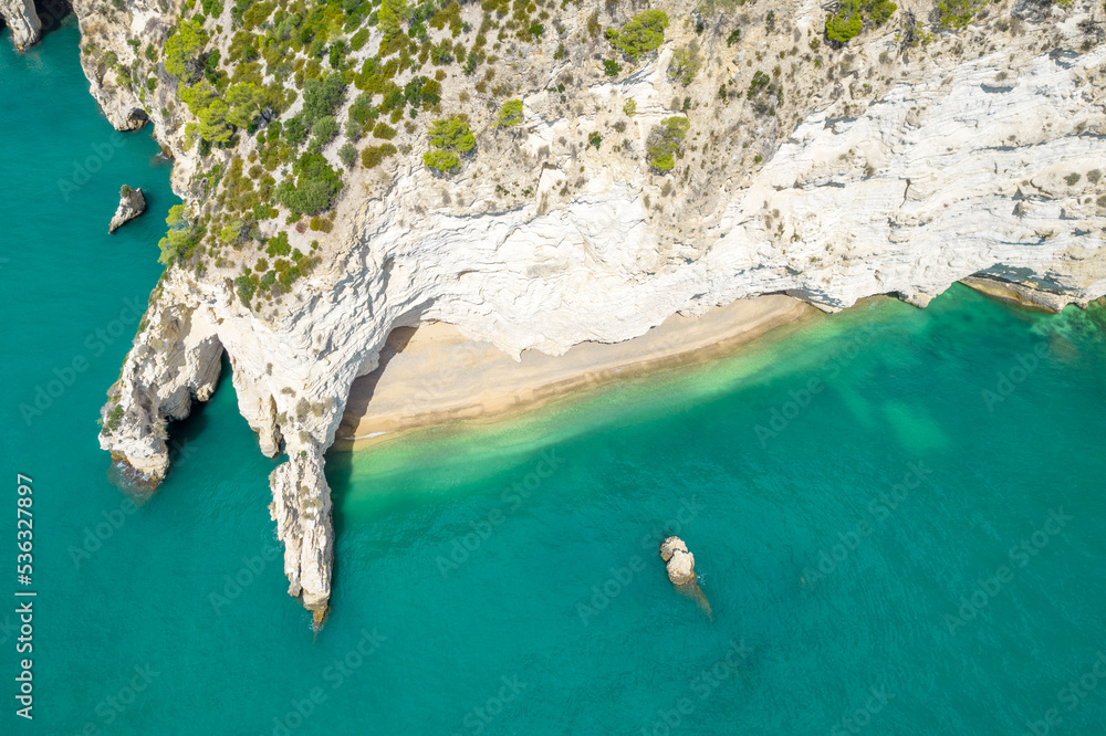 Foto de Vista aerea della spiaggia di vignanotica, gargano con drone do