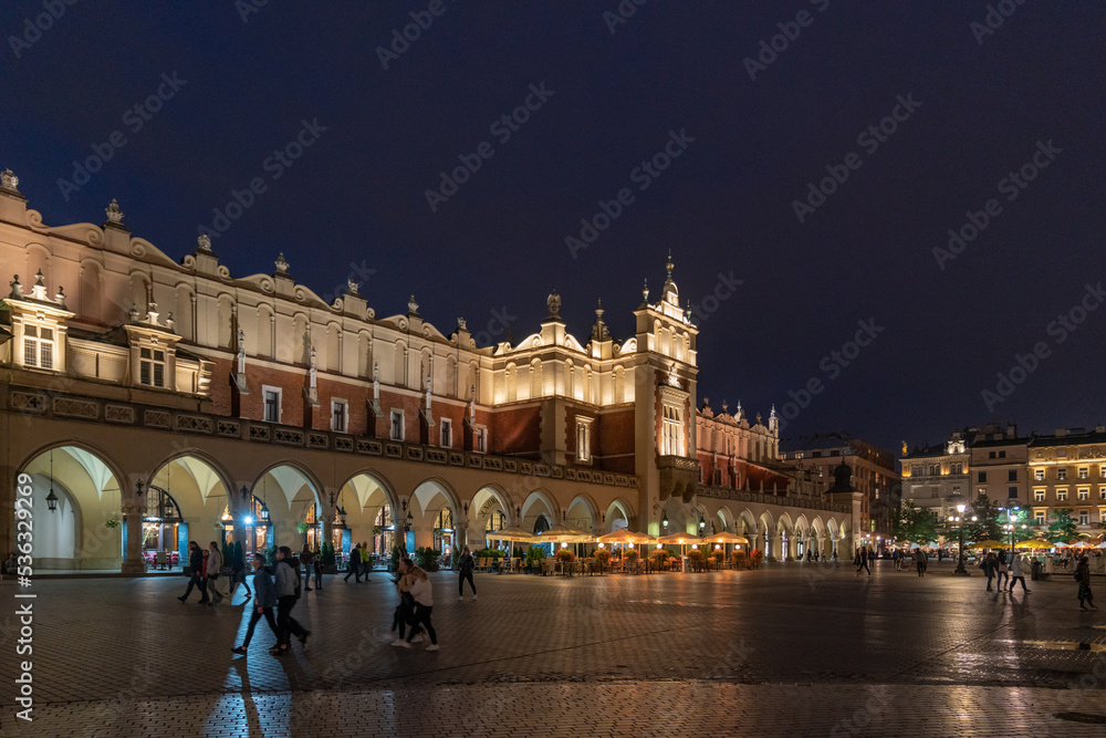 Naklejka premium Der Marktplatz in Krakau mit Tuchhallen bei Nacht