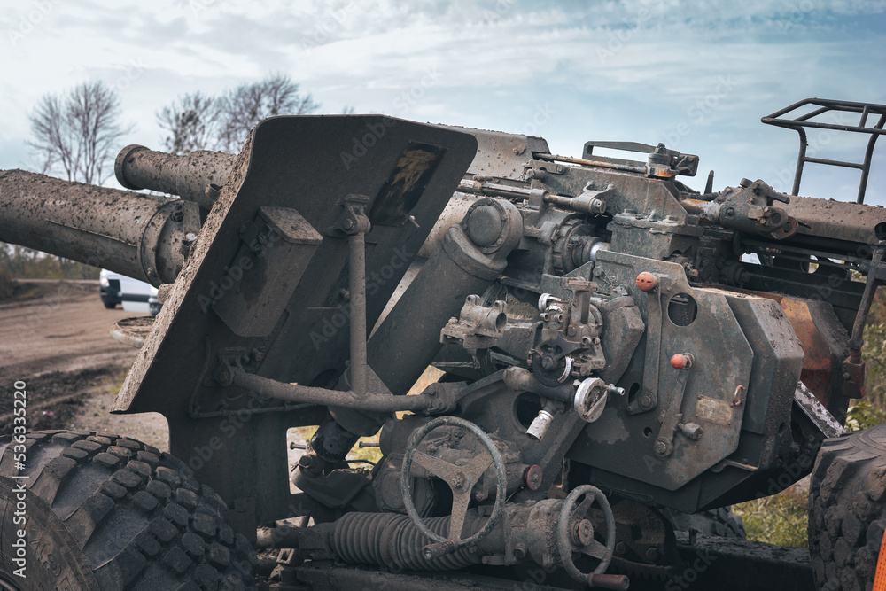 War in Ukraine, captured Russian 150 mm howitzer, view of the gun aiming mechanism War in Ukraine, captured Russian 150 mm howitzer, view of the gun aiming mechanism