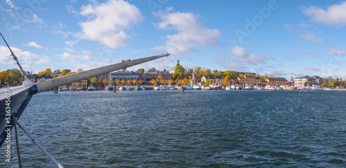 Foto Foremast pointing over the island Skeppsholmen a colorful sunny autumn day in St