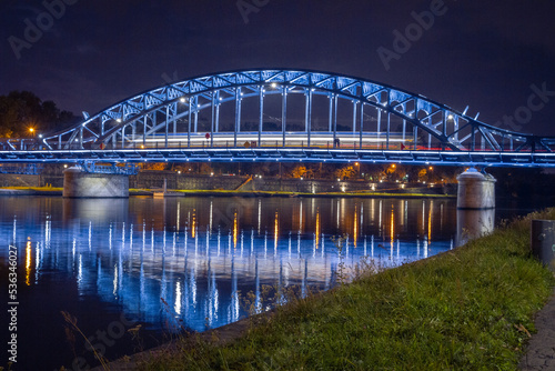 Most Piłsudskiego w Krakowie nocną porą