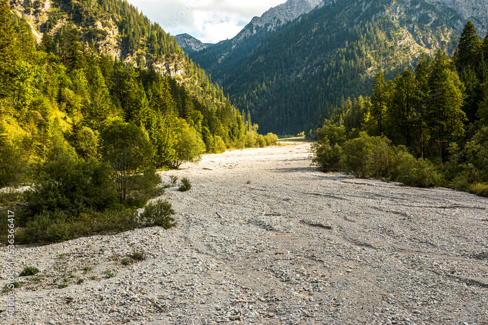 Fototapeta premium Ausgetrockneter Fluss im Gebirge, Naualmbach in Österreich