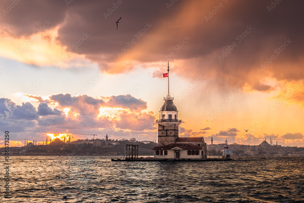 Atardecer torre de la doncella en Estambul.