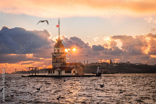 Atardecer torre de la doncella en Estambul.