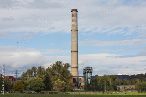 Elektrownia węglowa z kominami