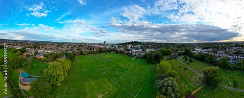 Foto Panoramic view of the green football field and blue cloudy sky