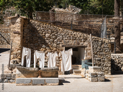 Ropa antigua tendida de forma clásica, siglo XIX