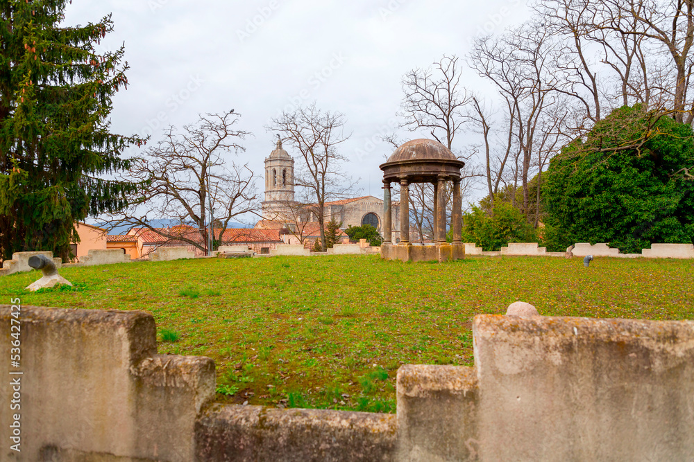 Fototapeta premium Ancient water well with columns in Girona, Spain