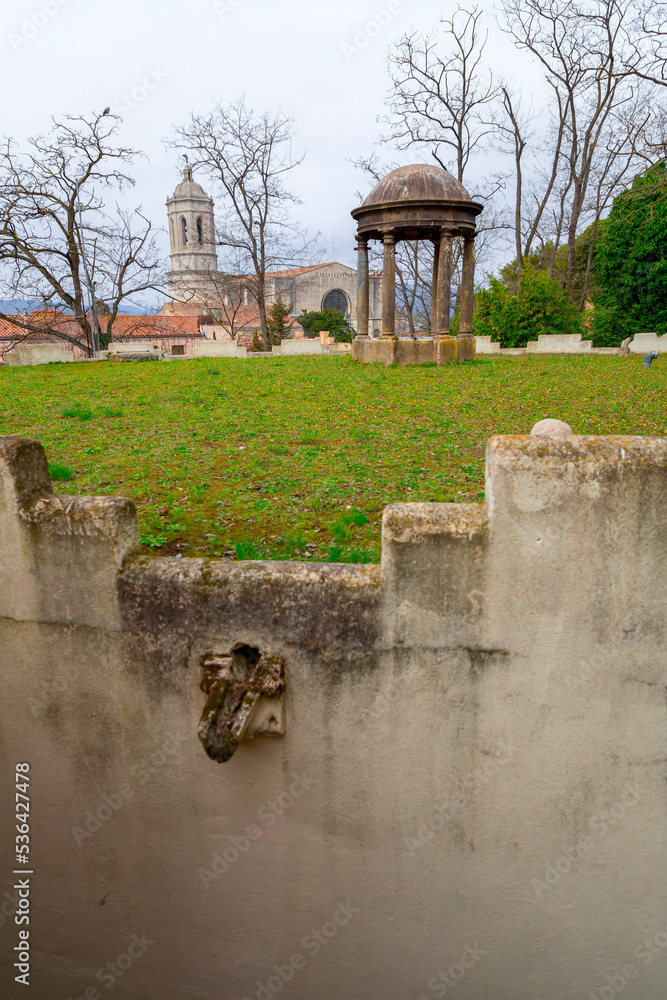 Fototapeta premium Ancient water well with columns in Girona, Spain