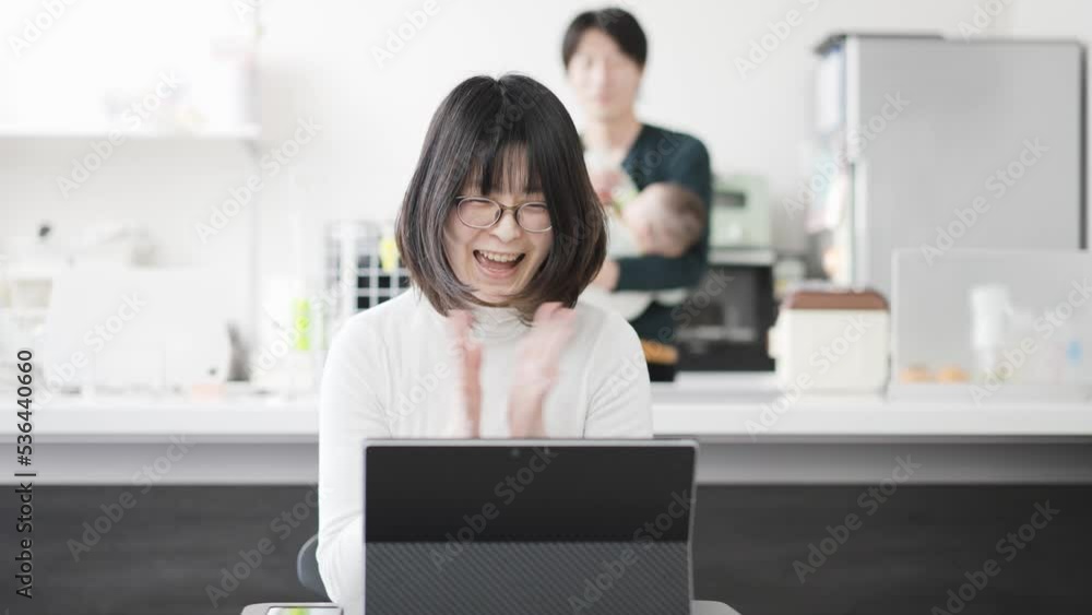 仕事で驚いて笑うアジア人女性
仕事で驚いて笑うアジア人女性