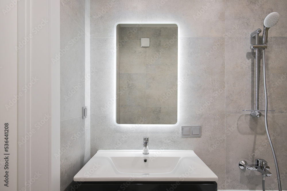 Fototapeta premium Faucet with ceramic sink and mirror in the bathroom