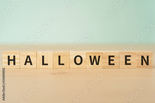 「HALLOWEEN」と書かれたブロック 