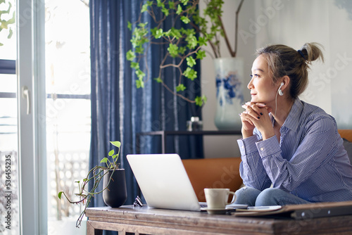 Foto mature asian woman working from home using notebook computer