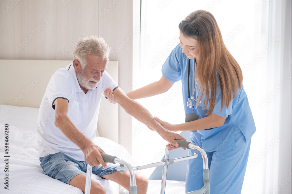 Obraz premium Nurses are caring for elderly patients at home. Home care concept