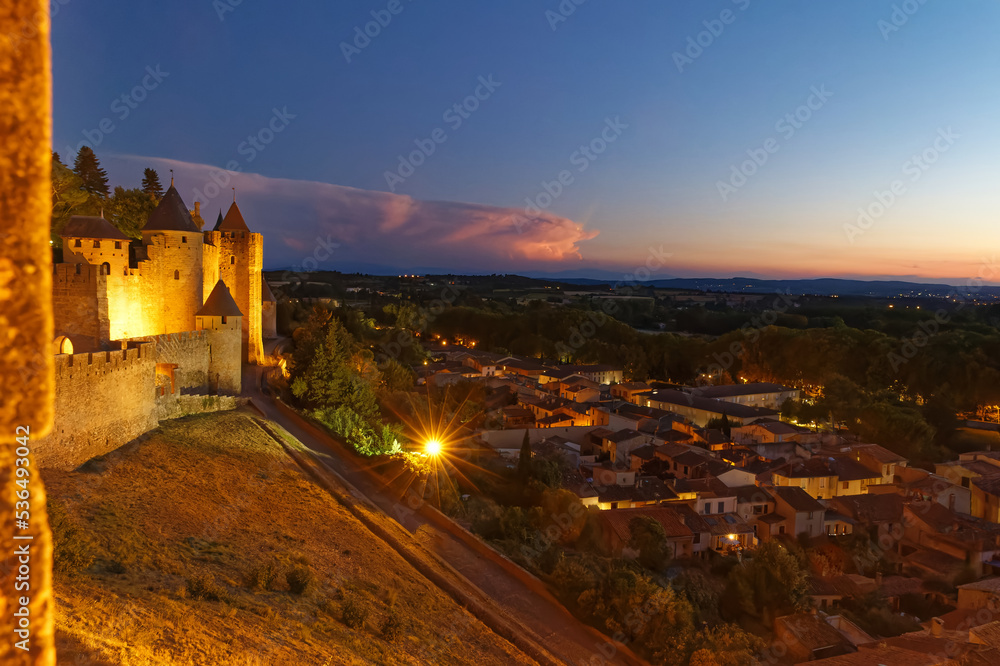 Les remparts de la cité médiévale de Carcassonne avec l'éclairage de nuit