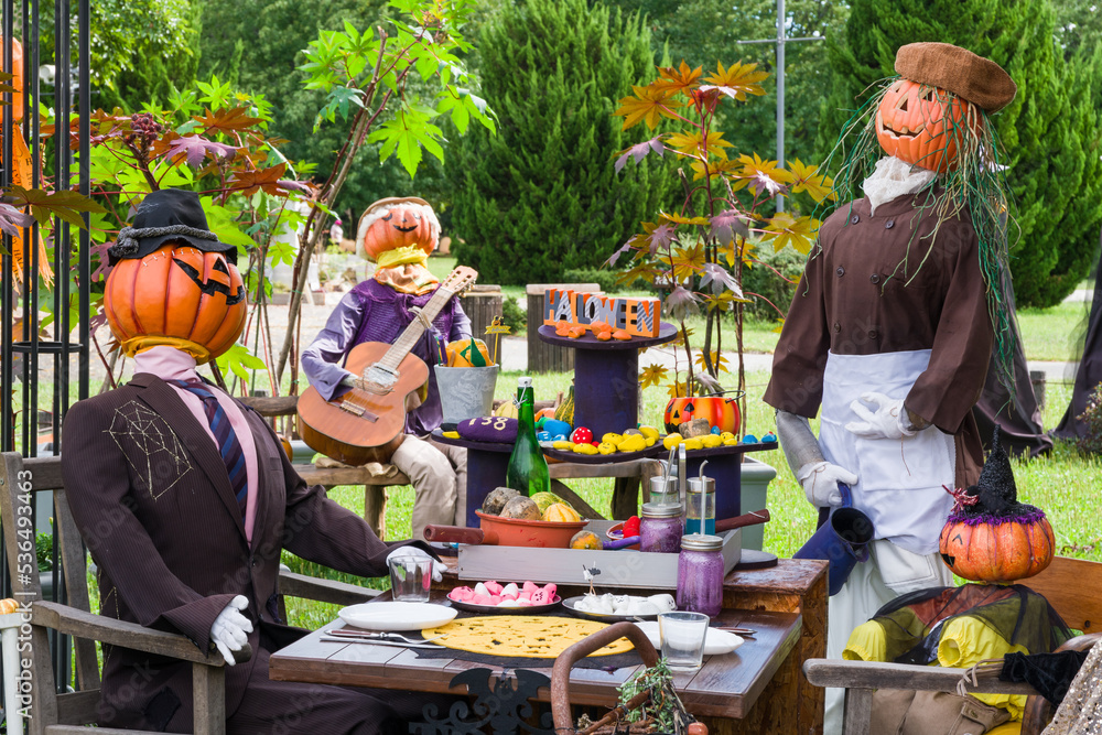 Fototapeta premium 食卓を囲むカボチャ人形の親子（ハロウィン）