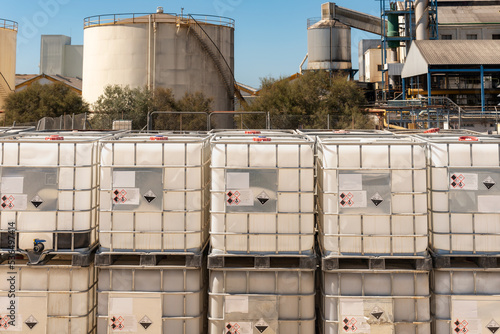 Canvas-taulu IBC containers stored empty without cleaning after being used with corrosive liquids, cataloged as dangerous goods in the ADR