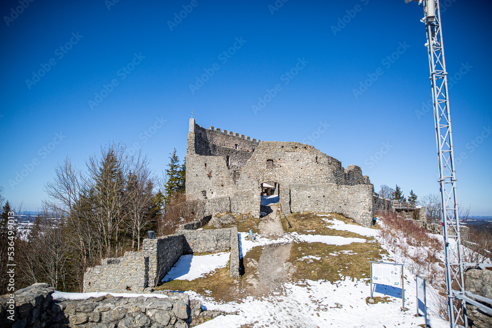 Die Burgruine Eisenberg im Allgäu überwacht vom Schnee bedeckt bei klarem Himmel die Region um das bekannte Schloss Neuschwanstein.
