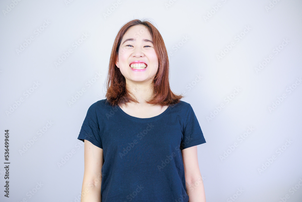 正面のカメラに向かって微笑む日本人女性 正面のカメラに向かって微笑む日本人女性