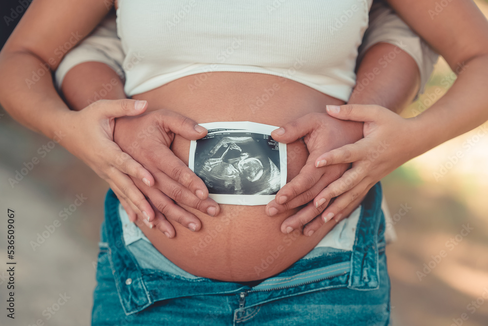 Fotka „radiografia De Madre Embarazada De Un Niño En La Barriga De La Madre Con El Padre“ Ze 