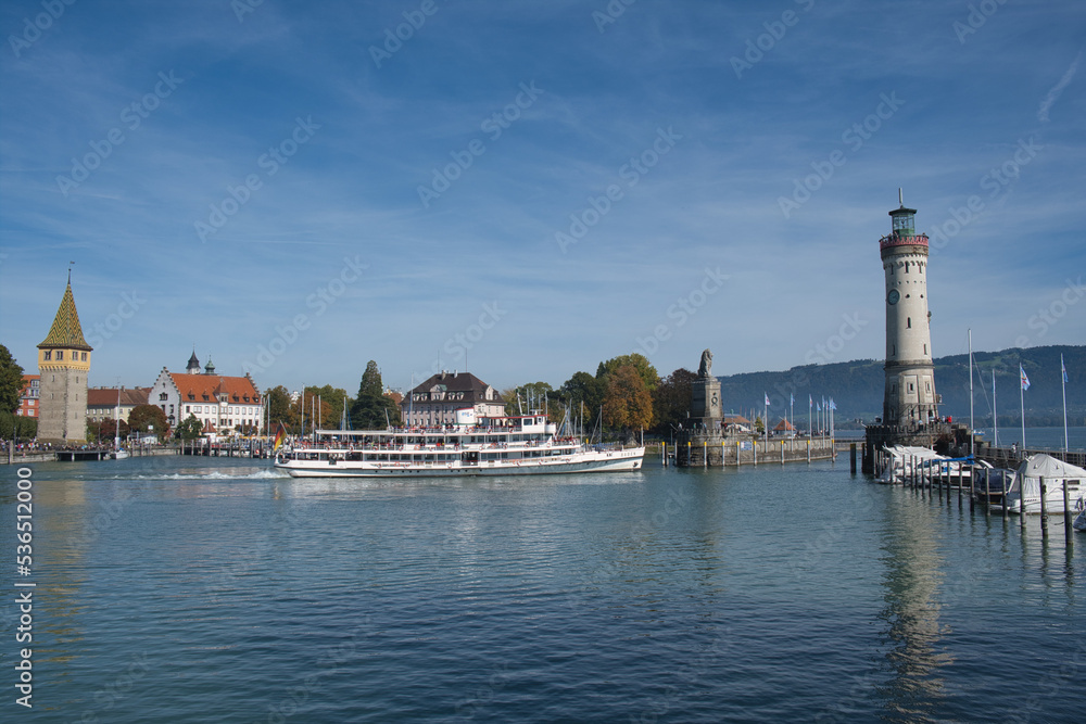 Obraz premium Schiff bei der Hafenausfahrt in Lindau