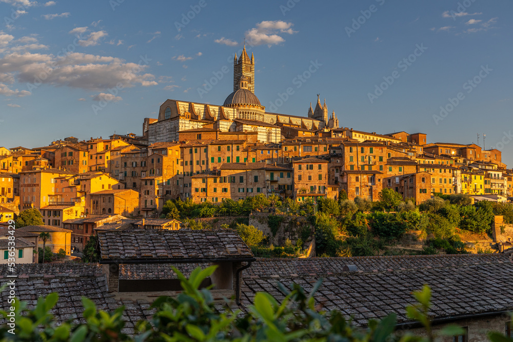 Vue sur le Duomo di Santa Maria Assunta, à Sienne, Italie, depuis la Basilica di San Domenico, au soleil couchant