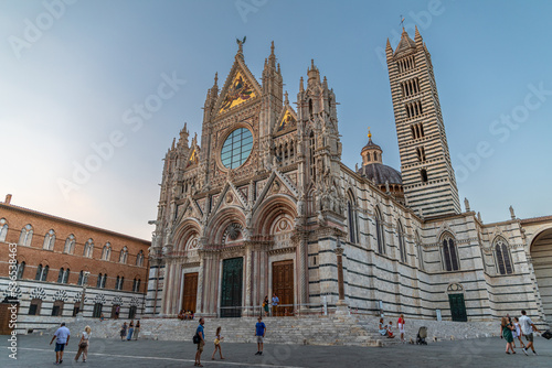 Duomo di Santa Maria Assunta au soleil couchant, à Sienne, Italie