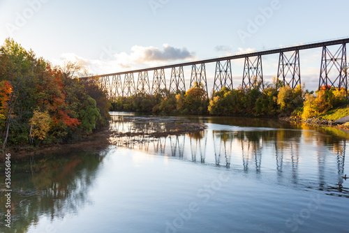 Foto View of the 1908 railway trestle bridge and its reflection in the Cap-Rouge Rive