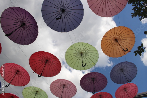 하늘에 걸려 있는 우산 umbrella hanging in the sky