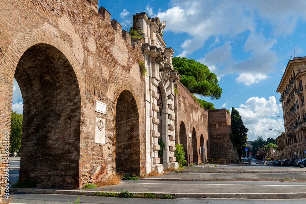 Porte ancienne dans le centre historique de Rome en Italie Porte ancienne dans le centre historique de Rome en Italie