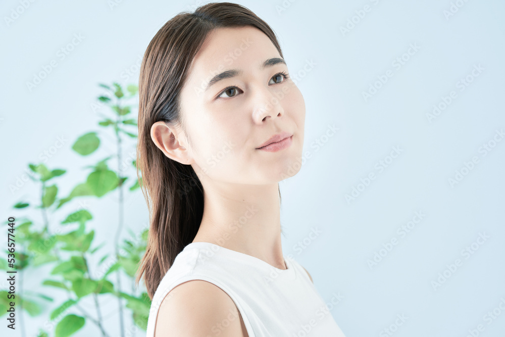 肌の状態を確かめる若い女性