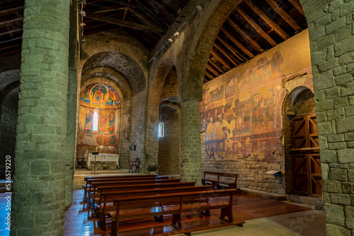 Sommerurlaub in den spanischen Pyrenäen: Santa Maria de Taüll, eine frühromanische Kirche im Vall de Boi, Innenaufnahme - UNESCO, Welterbe