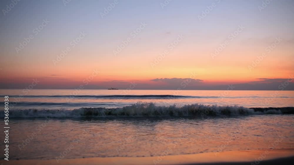 夕暮れ時、水平線の向こうにポツンと浮かぶ小さく見えた船 夕暮れ時、水平線の向こうにポツンと浮かぶ小さく見えた船