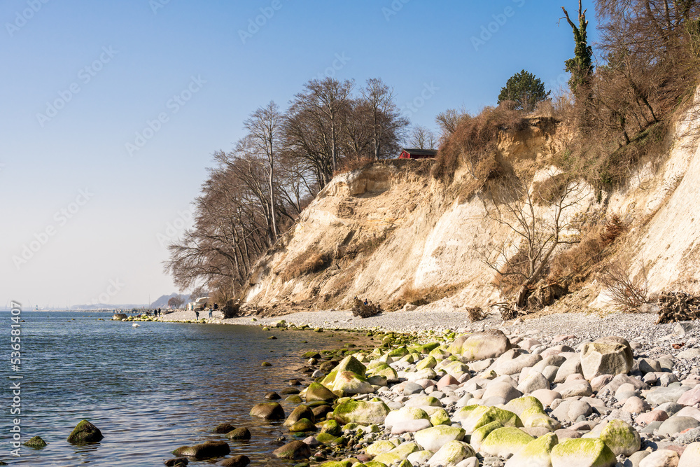 Ostseeinsel Rügen Sassnitz steinige Felsküste mit Kreidefelsen auf dem Weg zur Stubbenkammer Ostseeinsel Rügen Sassnitz steinige Felsküste mit Kreidefelsen auf dem Weg zur Stubbenkammer